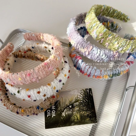 Autumn and winter wide-brimmed colored woolen hand-wound hair bands, with contrasting colors and a versatile style, are popular online hair-pressing headbands for women Autumn and winter wide-brimmed colored woolen hand-wound hair bands, with contrasting colors and a versatile style, are popular online hair-pressing headbands for women